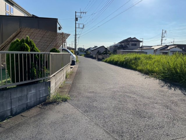 前面道路は6m公道です。車の出し入れもスムーズです。　前面に高い建物がないので日当たり、通風良好です♪　建築条件が無いので、お好きなハウスメーカーで建築できます♪　多彩な建築プランをご提案いたします！