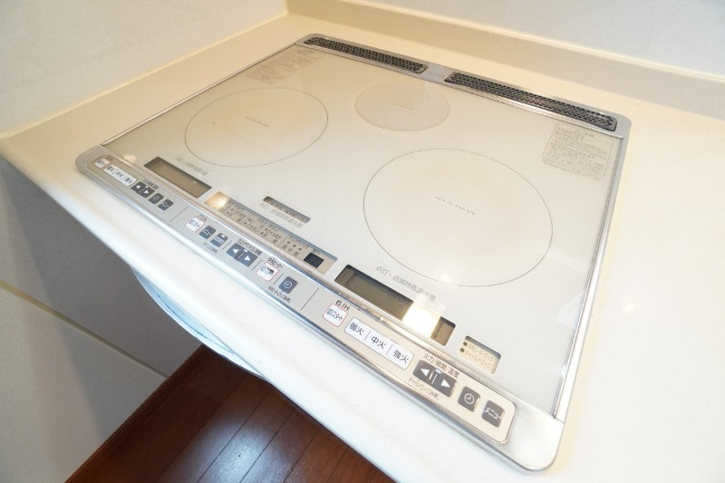 お掃除が楽なＩＨコンロです。火を使わない安心感もあります。凹凸がないのでお手入れ楽々です。