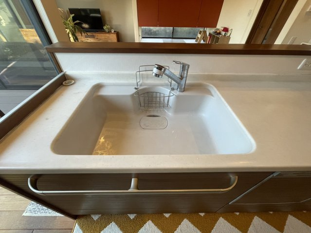ゆったりとした広さのシンクで、大きな鍋や調理器具も洗いやすく、毎日の家事が快適に進みます。カウンター一体型のデザインで継ぎ目が少なく、お手入れがしやすい点も魅力。