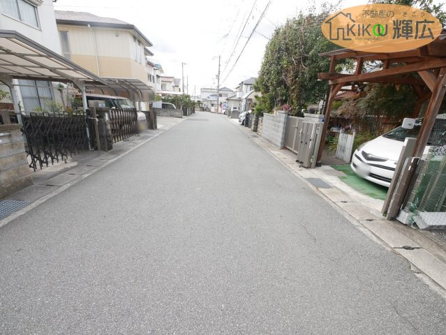 前面道路は広々としておりますので、お車の運転が苦手な方でも安心ですね。