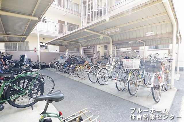 屋根付きの駐輪場がございます！