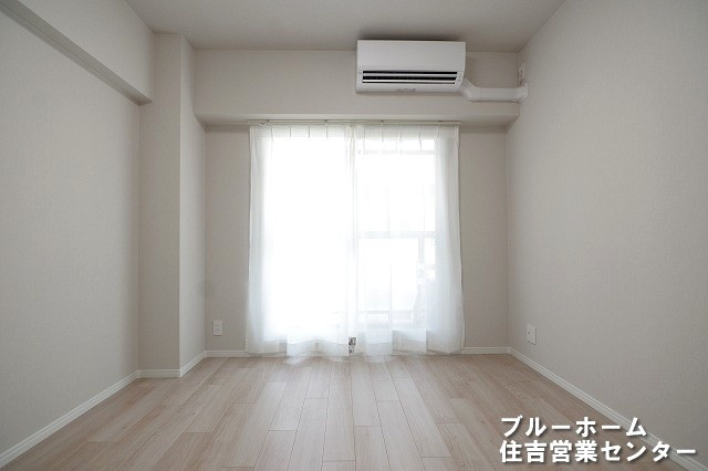 約6.1帖の洋室です！お部屋には収納や窓があります！