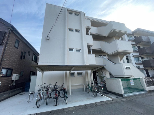 両面バルコニーは、バルコニーそのものの機能というよりかは設置の仕方による名称です。複数のバルコニーを東西や南東などの相対する場所に設置することで、通風や採光が確保しやすくなるというメリットがあります。