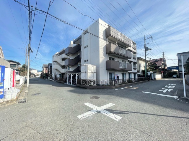 お持ちの車種によっては前面道路が広い方が便利でしょう。しかし、前面道路が広ければその分交通量が多くなるため、騒音などが気になる場合があります。実際に現地を見学し、周辺交通量や騒音などを確認しましょう！