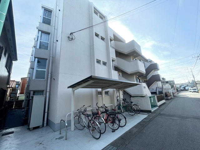 道幅が広い場所は日当たりや風通が良好です。幅が広いのですれ違いも可能ですし大きな車でも駐車可能！一方で、大型車が通ることも多くなるため交通量の増加により騒音に繋がります。また土地の値段が高くなります。