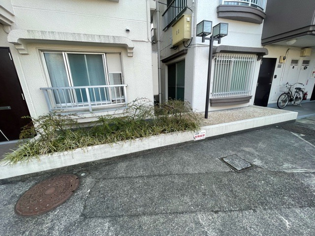 物件によっては、入居者が個人的に使用できる専用庭がついているものもあります。また、住宅の中にある土間の部分を庭と呼ぶこともあります。庭の用途は住む人によって変わり、それによってデザインもさまざまです。