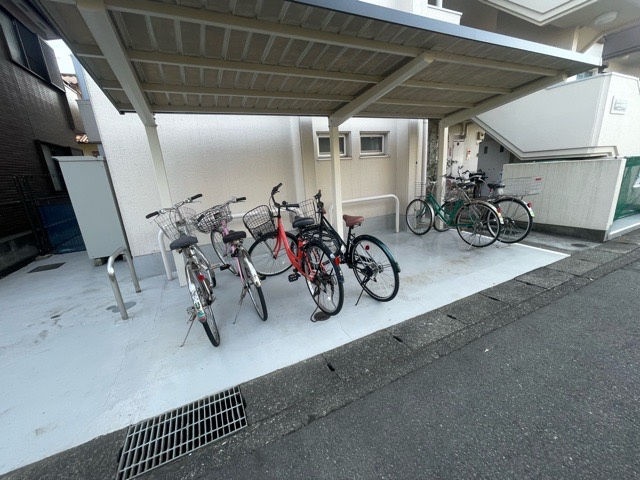 マンションの駐輪場は、事前に空きがあるか確認を取ると安心です。せっかく入居したのに駐輪スペースがない！なんてことになったら大変ですよね。そこで、内見時や購入前にはまず事前に確認しておくと良いでしょう。