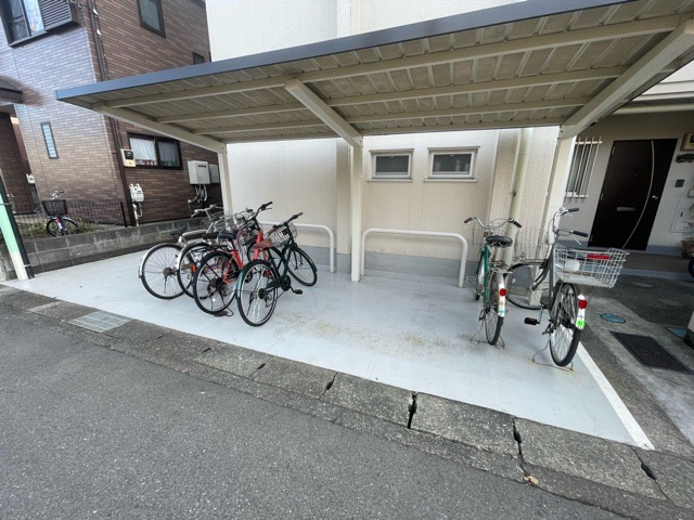 マンションによっては、駐輪場も2段ラック式を採用しているところもあります。2段ラック式の場合、自転車を置くスペースは確保できますが、上の段になると出し入れが面倒になるため自分に合った物を選びましょう。