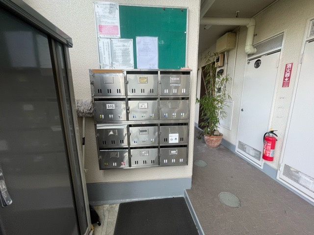 エントランス付近に設置されている集合ポストは、住んでいる部屋と離れているため、ポストをあさるなど誰かに何かされていても被害に気づきにくいです。入居する時には他人に特定されにくい番号で鍵をかけましょう！