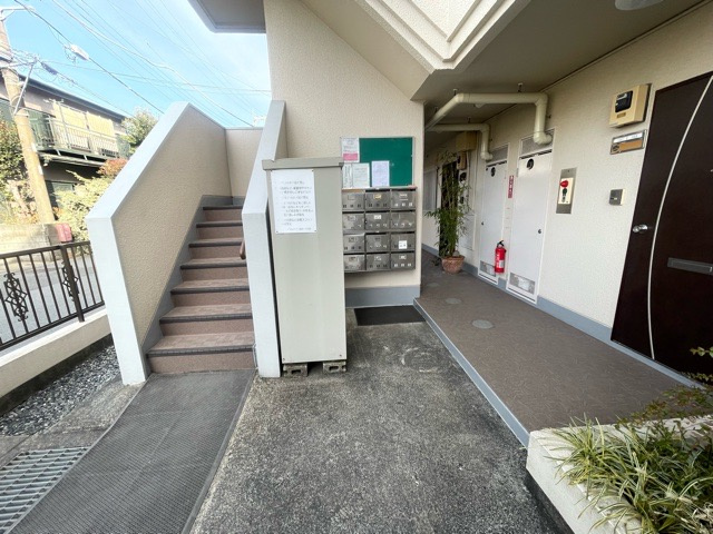 郵便受けから郵便物をこまめに取り出すことも立派な防犯対策になります。郵便物が溜まっているとルーズな印象を与えるため、こまめに取り出すことで自身で出来る防犯対策になり、より安心に生活することができます。