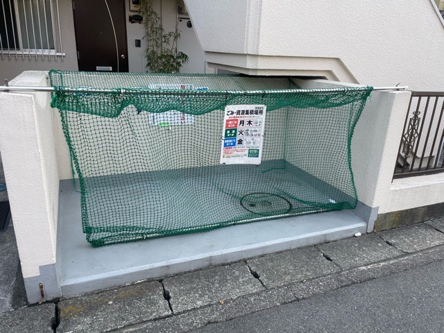 共有部分は、住民なら誰もが使える設備のこと。例えば駐車場やエレベーター、インターネット設備、セキュリティ設備などがあります。他にも、マンションの廊下・外部階段やエントランス・ゴミ置き場などがあります。