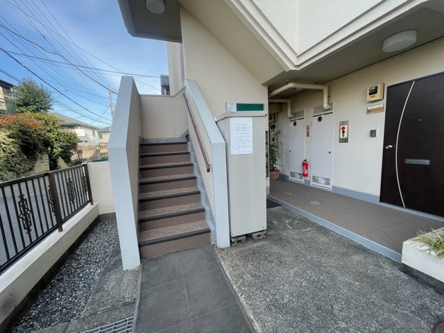 共用部分は、一棟の建物に住む区分所有者全員が共同で所有するとし、共用部分の管理、補修などは、区分所有者で形成される管理組合が行います。個人の判断で勝手に変更することはできませんので覚えておきましょう。