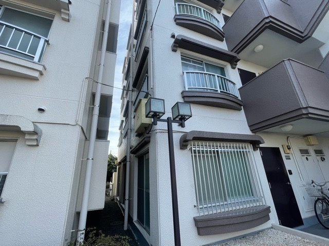 室内の防犯設備もチェックしましょう！モニター付きインターホンが設置されているか、防犯シャッターが設備されているか、ベランダに人が上がってきにくい高さかなどチェックしておくと入居後も安心できるでしょう。