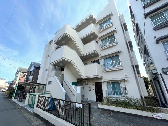 外観はマンション管理がされているかの目安になります。築年数が古いと、壁面は劣化してひび割れが生じることも！建物が古びていても細かいところが修繕されていると、きちんと管理されているなぁと感じるでしょう。