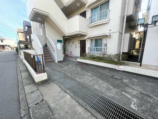 マンションのエントランスには、もともと風よけや防犯の役割がありますが、マンションによって宅配ボックスなどの設備が備わっている所もあります。日々の生活をイメージしながら生活しやすさをチェックしましょう。