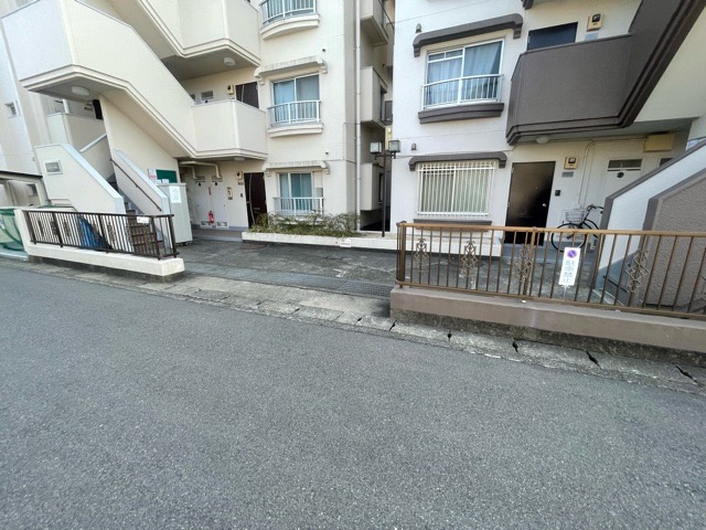 正面玄関であるエントランスは、マンションにおいては訪問者が最初に訪れる部分でもあり、第一印象を決める顔ともいえる場所です。他にも住民の方々が快適に過ごせるよう、安全上の設備や利便性が充実させています。