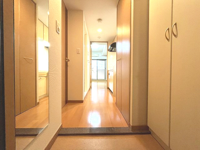 収納が完備されているのでご家族の靴がスッキリ片付きます。　家の顔となる部分なので綺麗な状態でお客様を迎えられるのは嬉しい要素です♪　