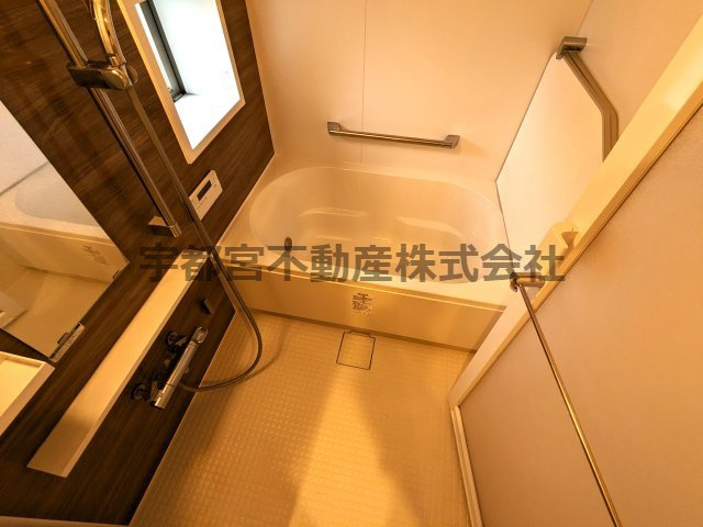 窓と手すり、追焚き・浴室暖房・浴室乾燥機付のお風呂