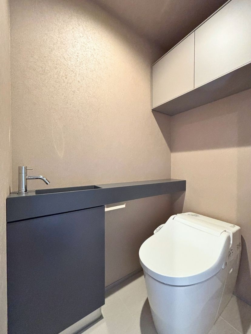 手洗いカウンターを完備したトイレです。