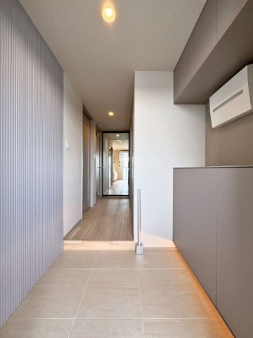 落ち着いた色調のマンション玄関