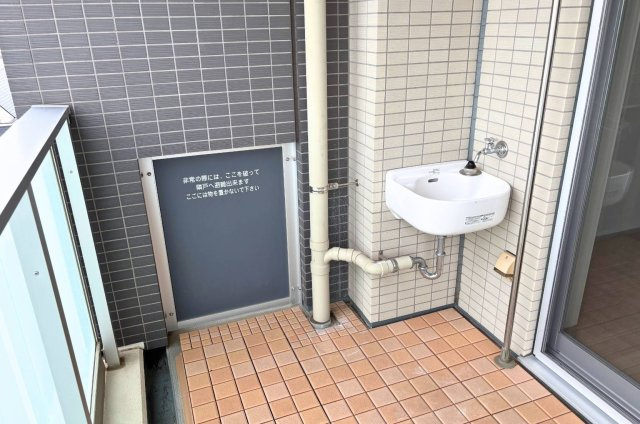 バルコニーにはスロップシンクが備えられており、日々の掃除や植物の水やりにも便利です。