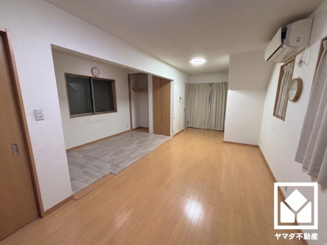 LDKと一体で使える畳コーナー付き。子育てやごろ寝など多目的に活躍。　※本画像は空室時の写真を加工し、家具・小物等を撤去したイメージです。　実際の仕様とは異なる場合がございます。