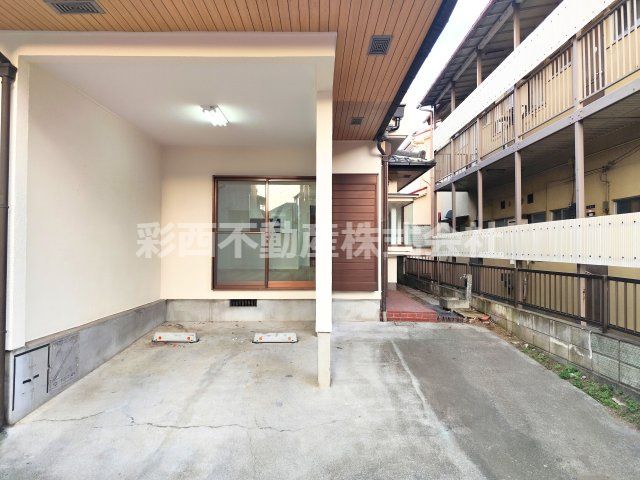 並列2台駐車可能（車種による）バイク・自転車も屋根の下に駐車できちゃいます！