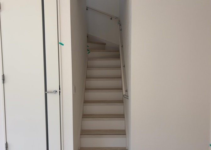 建物の上下階の通路である階段は、その位置によって動線や室内の印象が大きく左右されます。手摺にも重要な役割があり、転倒の防止・歩行や動作を円滑にして日常生活を支えることを主な目的として設置されています。