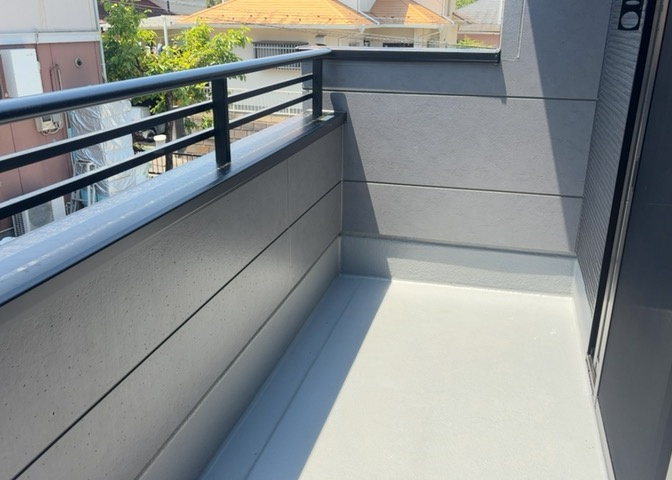 バルコニーは、室外の専用スペースのうち、「屋根がなく開放された空間」であるものを指します。ベランダより広いタイプのものが多く、日当たりもよいため家庭菜園などを楽しみたい人にとって適した環境となります。