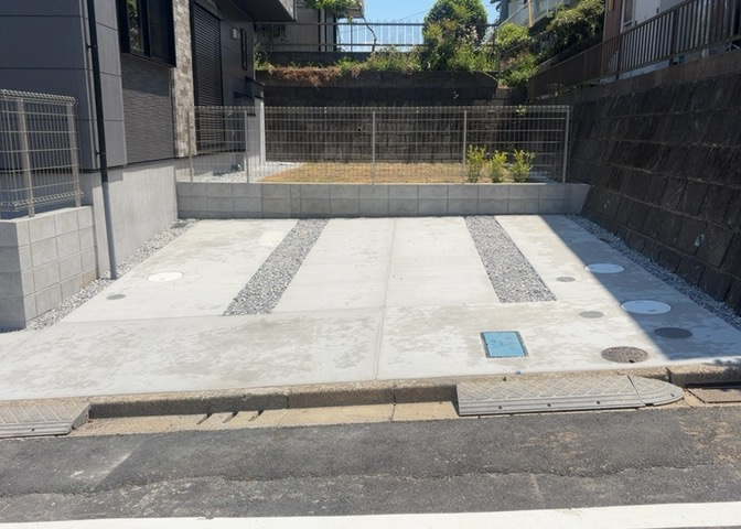 駐車場と明記されていても、最小スペースでつくられた駐車場だと大型車は駐車できなかったり、出入りしにくくなったりする可能性があります。お車のサイズと購入したい物件の駐車場のサイズを現地で確認しましょう。