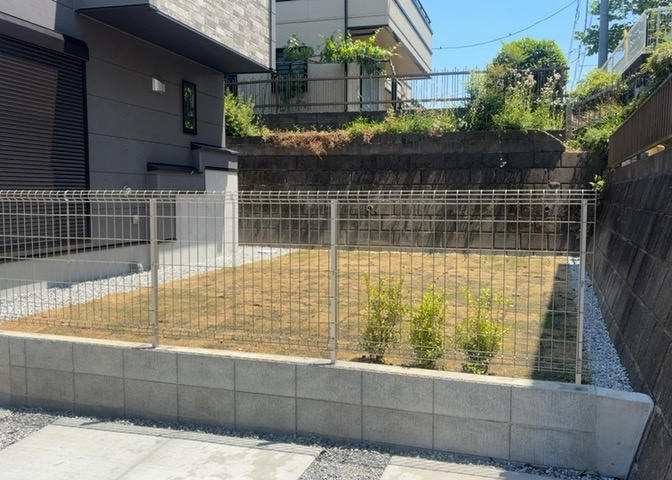 庭があることでガーデニングや家庭菜園はもちろん、こどもの遊び場やペットを放して遊ぶことができます。また、家の周囲に余裕があるということです。隣地との間があれば、十分な日当たりと、風通しが確保できます。