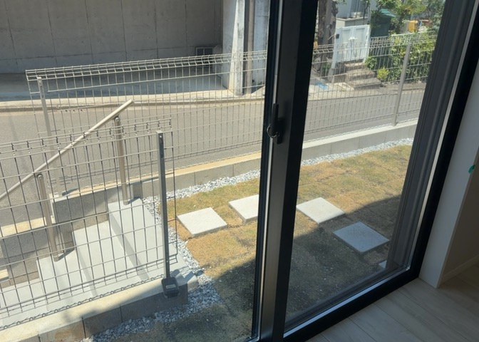 サッシとは、ガラス窓に使用される金属製の窓枠のことです。一般的に住宅建築では、金属製建具工事の段階で備え付けるもので、ガラス類や玄関、バスルームのスチール製のドアなどと同じタイミングで工事を行います。