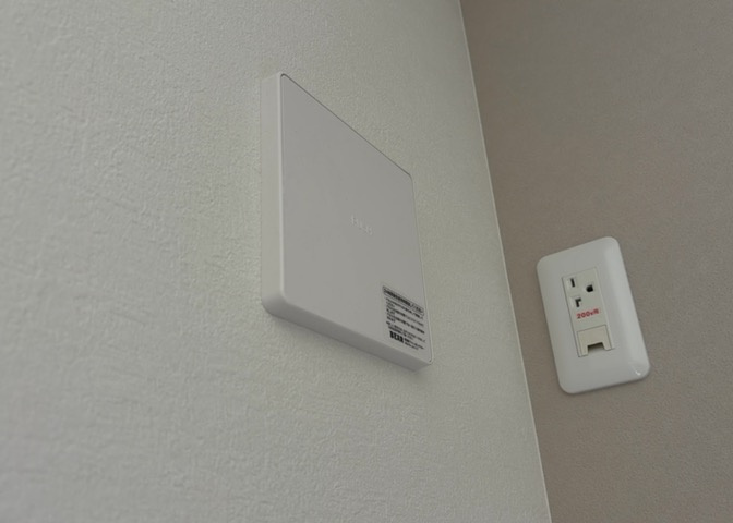 1日中建物内の換気が行われるように設計された仕組みです。気密性の高い住宅は、家に籠った空気でシックハウス症候群になる可能性がありますが、24時間換気システムであれば計画的な換気で対策が可能です。