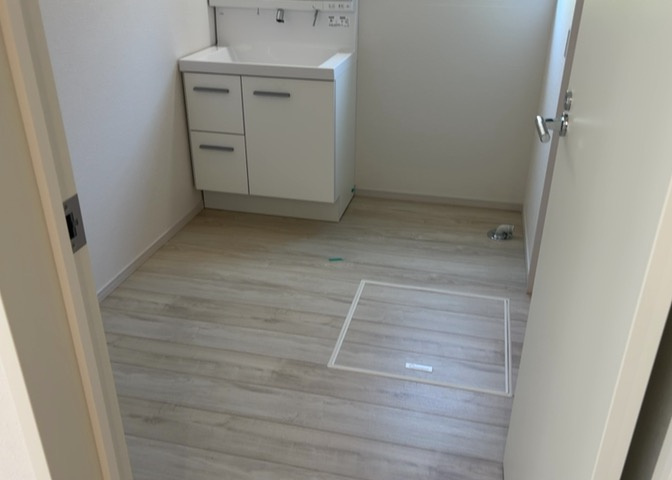 多くの戸建て住宅で見かける洗面脱衣所は、洗面台と洗濯機が2畳ほどのスペースに並べられていて、洗面所が脱衣所を兼ね備えている間取りが一般的です。お客様が利用することもある、パブリックな空間でもあります。