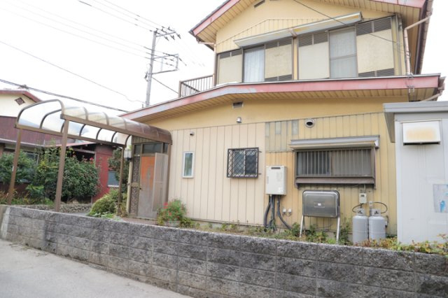 土地の前の道路に消火栓が設置されていることがあります。この場合、道路交通法第45条第1項により、駐車禁止の場所が指定されています。そのため、車庫などの駐車スペースをつくることができない場合があります。