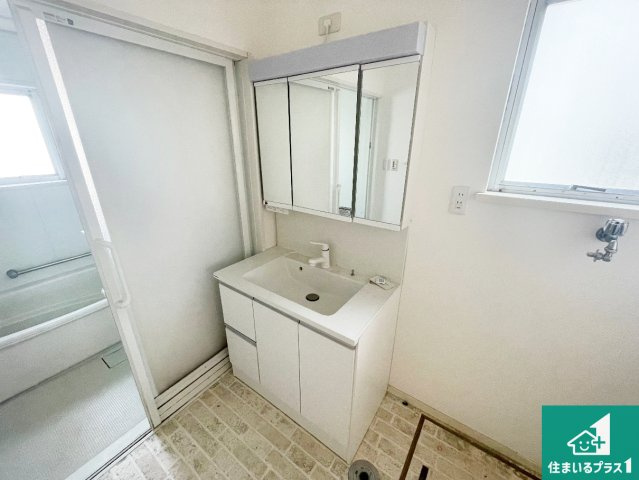 清潔感のある洗面台です。フラットな鏡は掃除がしやすく毎日清潔！鏡裏には収納があるのでスッキリとした洗面台が保てます。