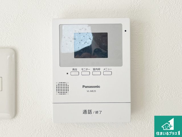 カラーモニターインターホン！声だけでなく来訪者の姿や顔がモニターで確認できるので、小さなお子様がいらっしゃるご家庭でも安心できます！