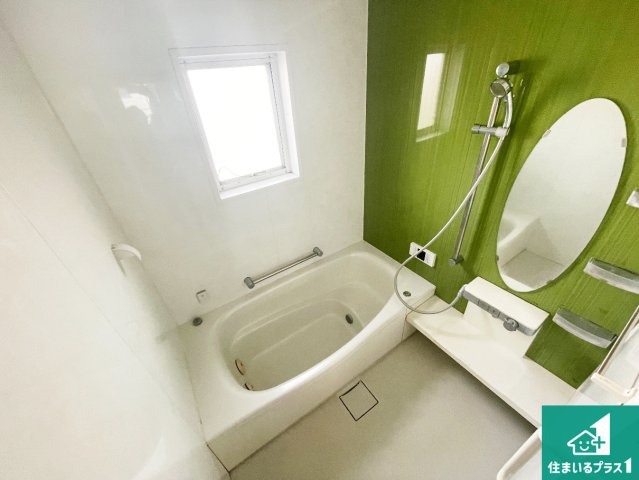 足をゆったり伸ばして寛げる浴槽です。窓が設けられていますので差し込む光が明るく穏やかな雰囲気にしてくれます♪浴室乾燥機も設置しているので、雨の日の洗濯物も安心です♪