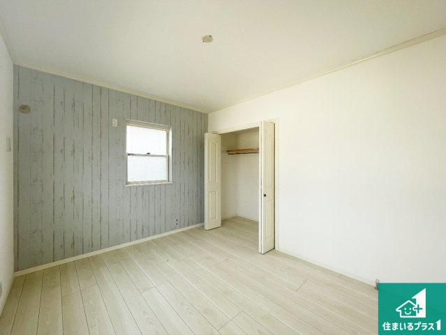 寝室は心地よい眠りについてもらいたくて、シンプルかつ開放的な空間な設計にしています！大きな窓から差し込む日が心地いいです♪