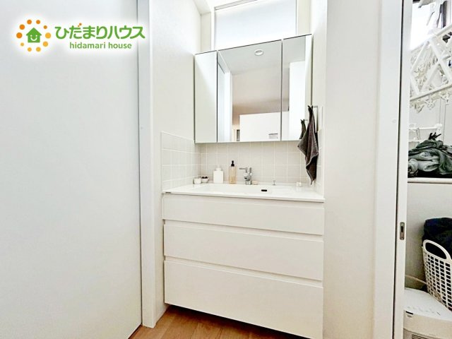 三面鏡は自分では見えにくいところまで見ることができるので、身だしなみを整える際などにはとても便利です(*^^*)