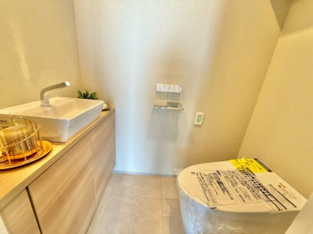 各居室も落ち着いた室内、エアコンもすでに設置されています。