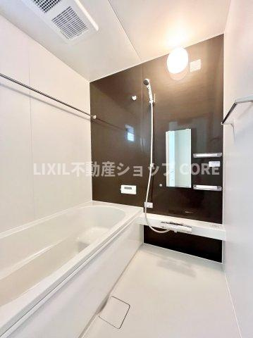 ゆったり入れる一坪バス。足を伸ばして入れるサイズは一日の疲れを癒すのに嬉しい広さですね。　