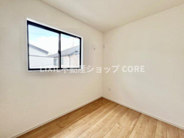 大きな窓からは快適な光を取り入れ、通気性能を上げる事で居心地の良い空間を演出します。　