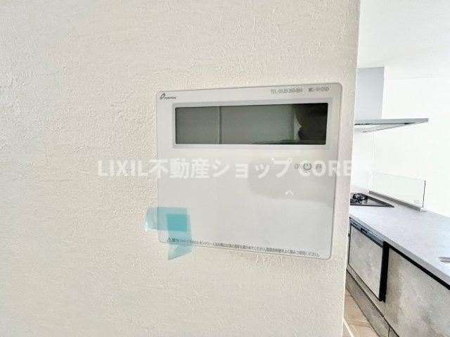お風呂はボタンひとつで一定量の湯を浴槽に張ったり、保温や追い焚きをすることができる便利な機能付　