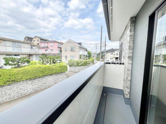 開放感いっぱいの眺望と共に光と風を享受するバルコニー。景観を眺めることができます。　