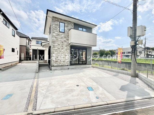 前面道路は閑静な住宅地をはしる車通りの少ない道路。お車の出し入れが苦手なママや小さなお子様にも安心　