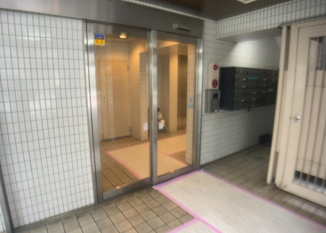 玄関は家の顔でもあり、家族以外の目にも止まる場所です。玄関は外との間を仕切る扉、靴などをしまっておく収納スペース、靴脱ぎのたたきスペース、来客とのやり取りをするドアホンなど複数のアイテムからなります。
