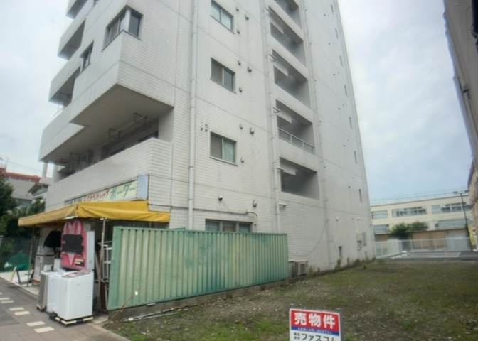木造住宅とは土台、壁、柱など建築物の強度を支える構造体の材に木が使用されている構造を指します。構造体は建物の自重を支えるだけではなく風圧や水圧、積裁荷重などあらゆる衝撃に耐えるための基礎です。