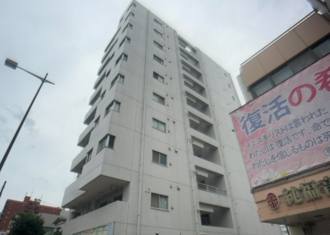 建物の基礎工事の方法は、主流となっているベタ基礎（防湿基礎）と布基礎の2種類に分類され、床下の通気性や耐久性などに違いがあります。建物の基礎部分の構造や付帯設備など詳細については現地でご確認ください。