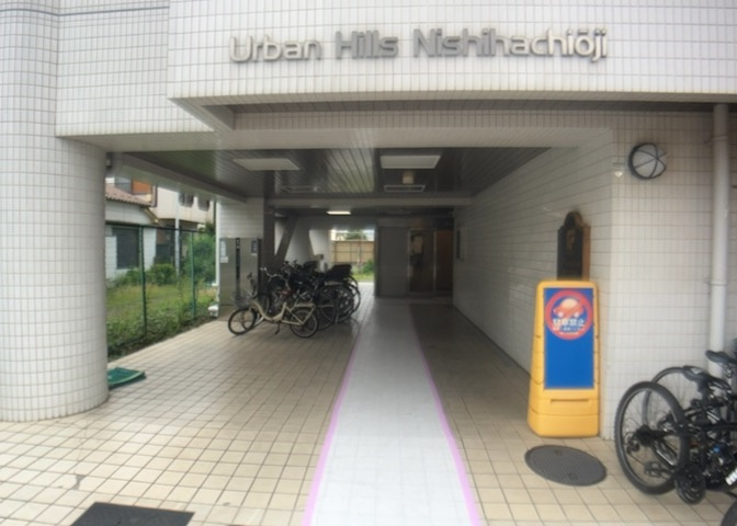 玄関ポーチにおいて最も重視すべきと言っても良いのが広さです。適切な広さの玄関ポーチでないと外見的なバランスは崩れてしまいますし、何より使いにくくなってしまいますので、現地で実際に下見をしてみましょう！